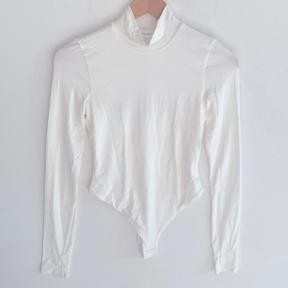 (A9) Lovers + Friends Tienna Bodysuit with thumb holes in White, Size XS, NWT - Picture 7 of 14